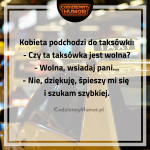 Kobieta przychodzi do taksówki