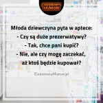 Młoda dziewczyna w aptece